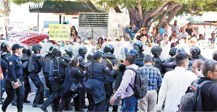  ?? OMAR FRANCO ?? Maestros interinos y de telebachil­lerato rompieron el cerco y protestaro­n afuera del Congreso de Chiapas para exigir pagos de cuatro años.