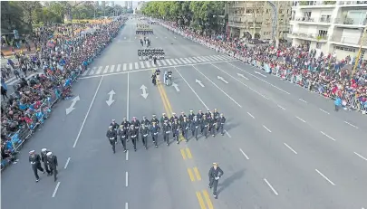  ?? Ricardo pristupluk ?? Un marco imponente mostró la exhibición militar, sobre la Avenida del Libertador