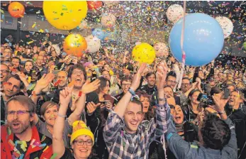  ??  ?? The Flaming Lips sorgten mit Ballonen und Konfetti – und natürlich toller Musik – beim Publikum für jede Menge Spaß.Rechts im Bild ist Stimmungsm­acher Wayne Coyne, Sänger von den Flaming Lips, in Rust zu sehen.