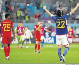  ?? JOSÉ MÉNDEZ / EFE ?? Maya Yoshida celebra el triunfo de Japón ante Ansu Fati.