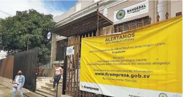  ??  ?? Aumento. Las mipymes recibirán fondos de FIREMPRESA para suplir el alza en el salario mínimo.