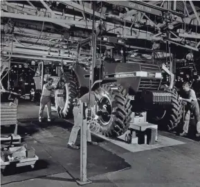  ?? MILWAUKEE JOURNAL SENTINEL FILES ?? A tractor moves along the production line at a Case Corp. plant in Racine.