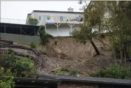  ?? PHOTOS BY DAMIAN DOVARGANES — THE ASSOCIATED PRESS ?? A mudslide-scarred hillside is shown in the backyard of a home in the Baldwin Hills area of Los Angeles on Tuesday.