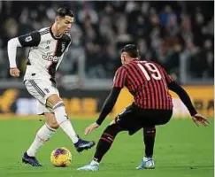  ??  ?? Kampf ums Endspiel: Cristiano Ronaldo (l.) und Juventus Turin fordern den AC Mailand um Theo Hernandez heraus.