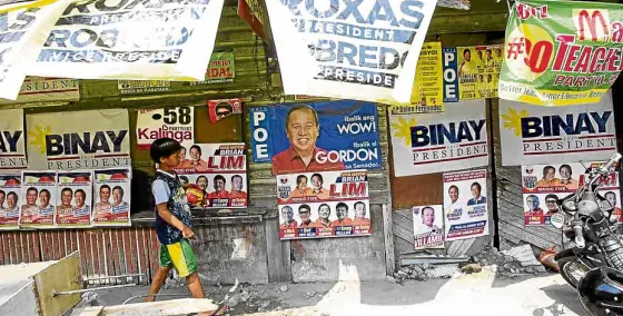  ?? RICHARD BALONGLONG/INQUIRER NORTHERN LUZON ?? POSTER POWER Campaign posters inundate Dagupan City, venue of the last of three debates among presidenti­al candidates.