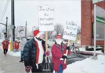  ?? JANIS RAMSAY/METROLAND ?? Christine Nugent (left) and Dianne Baddeley with the Barrie District Injured Workers Group held a public action Dec. 10 to bring awareness to the shortfalls of the Workplace Safety and Insurance Board (WSIB). Workers and supports across the province have launched efforts similar to those of Peterborou­gh GE workers and their families, calling for reform at the WSIB.