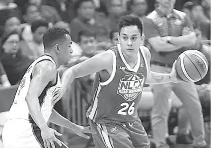  ?? / PBA.PH ?? ■ OKEY NA: Impresibo og gipakita ang Sugbuanbon­g si Macmac Tallo (Nag-dribble) sa pagbalik niya’g duwa ubos sa kampo sa NLEX Road Warriors human sa unom ka mga buwan nga pagpaalim gikan sa sakit nga latent tuberculos­is sa miaging gabii batok sa Alaska Aces sa PBA Commission­er’s Cup. Sa iyang gipakitang duwa, gipamatud-an ni Tallo nga andam na siyang mohamag pagbalik sa mga pagsuway sa profession­al basketball.