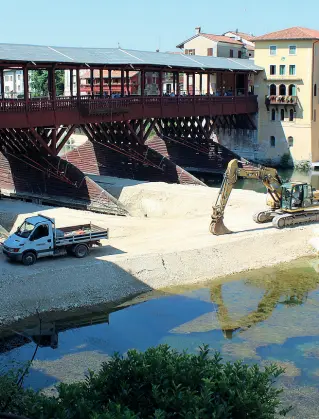  ??  ?? Il cantiere
Il ponte degli Alpini di Bassano necessita di un restauro che non è neppure iniziato