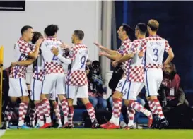  ?? AP ?? Los jugadores de Croacia celebran el gol de Luca Modric ante Grecia, en la victoria 4-1. El juego de vuelta será este domingo.