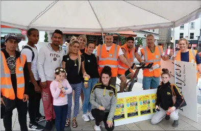  ?? Photo by Fergus Dennehy. ?? KDYS volunteers, staff and members of the public pictured in the Square in Tralee laast Thursday July 5 for the KDYS ‘Spin the Ring’ fundraisin­g challenge.