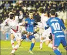  ?? FOTO: LOF ?? Vibrante duelo entre Rayo y Oviedo