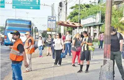  ?? ?? Usuarios de transporte público denunciaro­n largas esperas de buses, por reguladas; el MOPC sancionó solo a cuatro firmas.