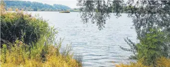  ?? FOTO: KUHLMANN ?? Im Steidlesee darf geschwomme­n werden. Vom Damm aus blickt man zum Strandbad rüber.