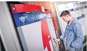  ?? ?? Die Duisburger Verkehrsge­sellschaft empfiehlt, das 9-Euro-ticket an einem Fahrkarten­automaten oder online zu kaufen.