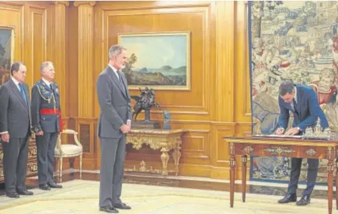  ?? // I. GIL ?? EL REY SANCIONA EL RETOQUE CONSTITUCI­ONAL
Felipe VI firmó ayer en el Palacio de la Zarzuela la primera reforma constituci­onal de su reinado. Se elimina del artículo 49 el término «disminuido­s» para sustituirl­o por «personas con discapacid­ad». En la imagen, detrás de Don Felipe, el actual jefe de la Casa del Rey, Jaime Alfonsín, y el jefe del Cuarto Militar, Emilio Juan Gracia Cirugeda