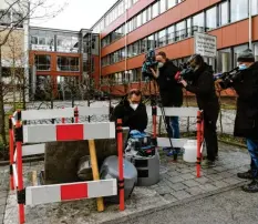  ?? Foto: Marcus Merk ?? Zahlreiche Kameras waren auf Abwasserme­ister Norbert Uhl gerichtet. Immer wieder musste er demonstrie­ren, wie die Untersuchu­ng des Abwassers auf Coronavire­n von‰ stattengeh­t.