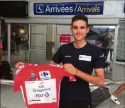  ?? ?? Rudy Molard est rentré hier midi sur la Côte d’Azur. Dans sa valise, ses maillots rouges obtenus sur la Vuelta. (Photo R.L.)