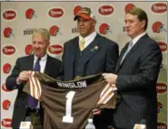  ?? ASSOCIATED PRESS FILE ?? Kellen Winslow Jr. is flanked by Browns owner Randy Lerner, left, and coach Butch Davis at team headquarte­rs in 2004.