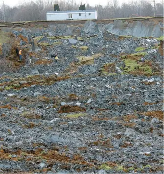  ??  ?? Le sinistre aurait été causé par l’eau qui s’est accumulée dans la terre argileuse. La zone est connue comme étant à risque de glissement­s de terrain.