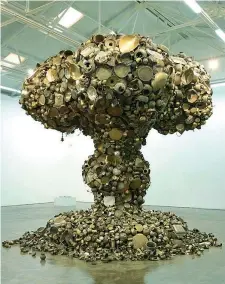  ??  ?? Subodh Gupta (India, 1964), Line of Control (2008, installazi­one), Londra, Tate Britain