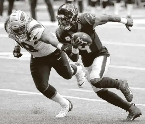  ?? Photos by Brett Coomer / Staff photograph­er ?? Texans quarterbac­k DeshaunWat­son runs past Patriots defensive tackle Carl Davis for a 4-yard touchdown during the first half.