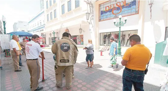  ?? YAZMÍN SÁNCHEZ ?? Los clientes fueron sacados del edificio, así como el personal que labora.