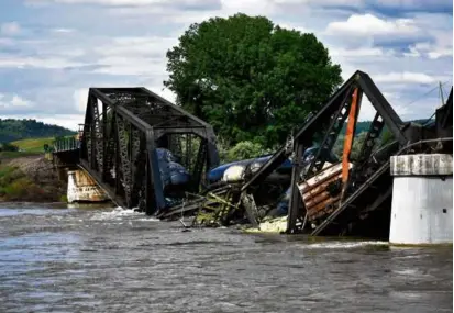  ?? MATTHEW BROWN/ASSOCIATED PRESS ?? Several train cars carrying sulfur were immersed in the Yellowston­e River after a bridge collapse near Columbus, Mont., on Saturday.