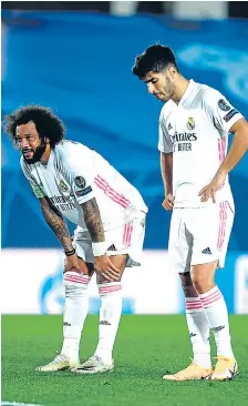  ??  ?? Jugadores del Real Madrid lamentan la derrota en el inicio de la Champions League.