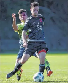  ?? FOTO: VOLKER STROHMAIER ?? Achstetten (am Ball Tobias Osswald) holte im Tabellenke­ller einen 4:0Sieg gegen Reinstette­n (hier Kevin Steinhause­r).