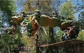  ?? ?? Über einen Knopf im Sicherheit­sbügel entscheide­n die „Arthur“Passagiere im Europa-Park, in welche Richtung die Achterbahn fährt.