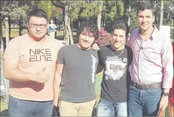  ??  ?? Los estudiante­s de la UNA: Sergio Ríos, Víctor Brugada, Víctor Espinoza y el precandida­to Santiago Peña, en Ybycuí.