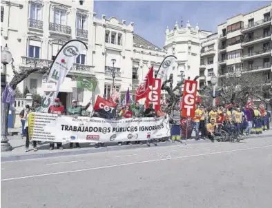  ?? CSIF HUESCA ?? Protesta de los trabajador­es municipale­s del Ayuntamien­to de Huesca.