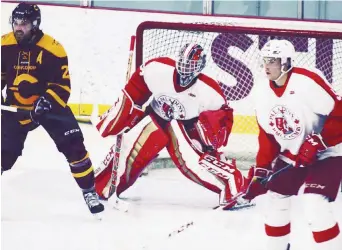  ??  ?? Daniel Vautour a permis aux Paladins du Collège militaire royal du Canada de remporter deux matchs contre les Patriotes de l’UQTR, en fin de semaine. Gracieuset­é