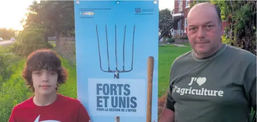  ??  ?? Réal Brière, producteur laitier de Mirabel, ici en compagnie de Philippe, son fils de 15 ans, n’a pas ménagé ses efforts pour faire avancer la cause agricole.