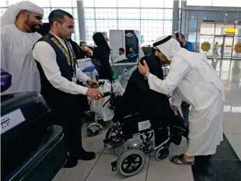  ?? Photo by Ryan Lim ?? WARM WELCOME: A relative receives a Haj pilgrim on wheelchair at Abu Dhabi Internatio­nal Airport. First batch of pilgrims returned home on Thursday. —