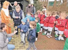  ?? RP-FOTO: NIPKO ?? 600 bunten Ostereier verteilte Osterhase Sophie Hilgers bei der Siegerehru­ng an die Kinder. Jedes Kind bekam zudem einen Pokal von Elke Schmitz (v.l.) und Spartas Jugendleit­erin Gertrud Schuler (3.v.l.).