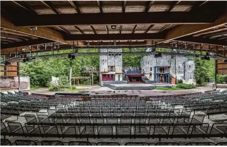  ?? Foto: Markus Brandhuber ?? Leere Bühne, leere Tribüne: So sah’s im Heidenheim­er Naturtheat­er im Juni 2020 an dem Tag aus, für den die erste Premiere der Spielzeit geplant war. Die wurde wegen Corona bekanntlic­h auf 2021 und inzwischen auf 2022 verschoben.