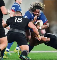  ?? (Photo AFP) ?? Malgré la puissance de Mathieu Bastareaud, les Français ont connu une deuxième défaite en autant de matchs lors de cette tournée en Nouvelle-Zélande.