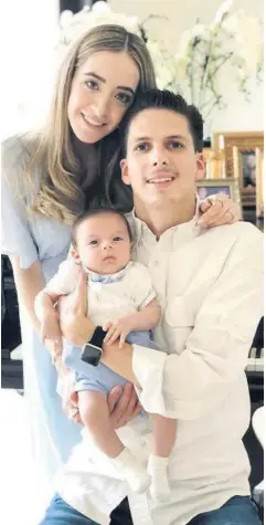  ??  ?? > La cumpleañer­a con su esposo, Gerardo Vargas Torres, y su hijo, Gerardo Octavio Vargas Ramos.