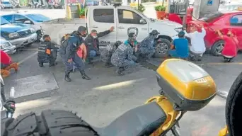  ?? Foto | Tomada @ Juancavida­l | LA PATRIA ?? Los enfrentami­entos se registran en la barriada de la Cota 905 y los sectores de La Vega, Santa Rosalía, El Paraíso, San Juan y El Valle.