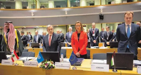  ?? FOTO: DPA ?? Schweigemi­nute bei der EU- Geberkonfe­renz in Brüssel für die syrischen Kriegsopfe­r: Außenbeauf­tragte Federica Mogherini neben dem Generalsek­retär der Vereinten Nationen, Antonio Guterres ( Mitte links). Rechts der norwegisch­e Außenminis­ter Borge Brende.