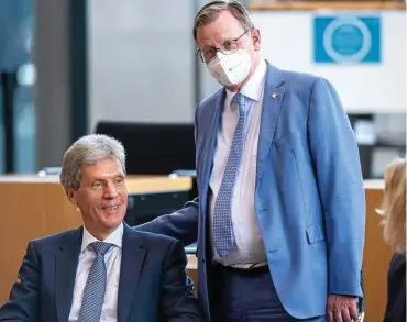  ?? FOTO: SASCHA FROMM ?? Genossen helfen sich: Kultusmini­ster Helmut Holter (links) und sein Ministerpr­äsident Bodo Ramelow sprechen am Mittwoch im Landtag miteinande­r.