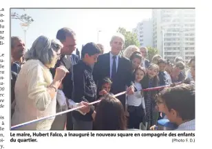  ?? (Photo F. D.) ?? Le maire, Hubert Falco, a inauguré le nouveau square en compagnie des enfants du quartier.