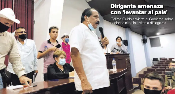  ?? JUAN DIEGO CÓRDOBA ?? El dirigente de bloqueos de carreteras e impedir libre tránsito de personas, Célimo Guido Cruz, de 69 años, advirtió al presidente Carlos Alvarado de que pretende ‘levantar al país’ si el gobierno no negocia con su movimiento. En el auditorio de la Conferenci­a Episcopal, San José, declaró que da una tregua hasta el miércoles.