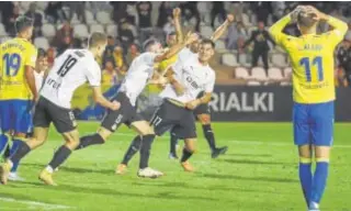  ?? // EFE ?? Los jugadores del Real Unión celebran la clasificac­ión