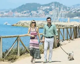  ?? Álvaro Cabrera / EFE ?? El candidato del PP, Juanma Moreno, junto a su esposa, en Málaga