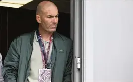  ?? (Photos AFP/EPA) ?? Zinédine Zidane va-t-il franchir la porte du PSG ?