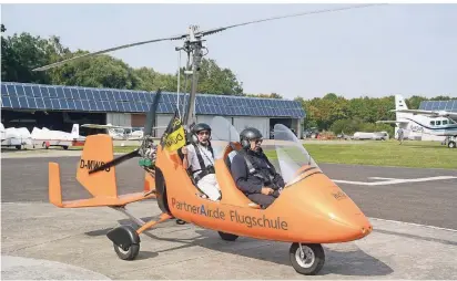  ?? FOTO: KAISER ?? Pilot Dieter Schaper und sein 90-jähriger Fluggast
Else Schultenka­mp am Freitagnac­hmittag auf dem Flugplatz Niershorst in Grefrath.
Die Dülkenerin schwenkt auf dem Weg zur Startbahn eine Dülken-Fahne.