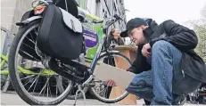  ?? NGZ-FOTO: WOI ?? Zweiradmec­haniker Martin Cirkel inspiziert­e die Fahrräder am Stand der Kaarster Grünen vor dem Rathaus.