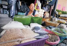  ??  ?? En Oaxaca, en la región del Istmo de Tehuantepe­c, los precios de los productos básicos como la carne de pollo, tortillas y verduras se duplicaron.